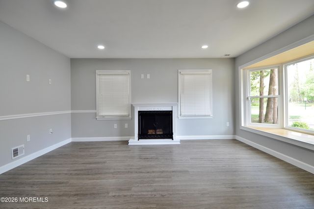 8 Colonial Court, Jackson, NJ 08527