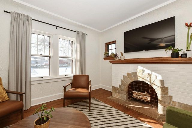 424 W Luebbe LANE, Glendale, WI 53217