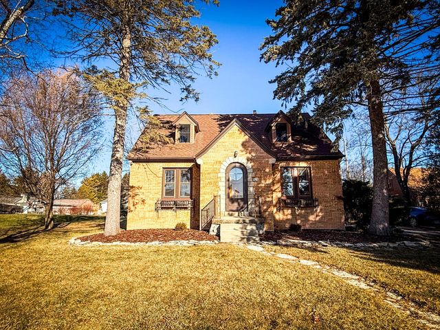 424 W Luebbe LANE, Glendale, WI 53217