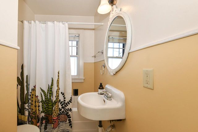 424 W Luebbe LANE, Glendale, WI 53217