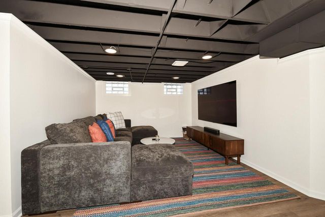 424 W Luebbe LANE, Glendale, WI 53217