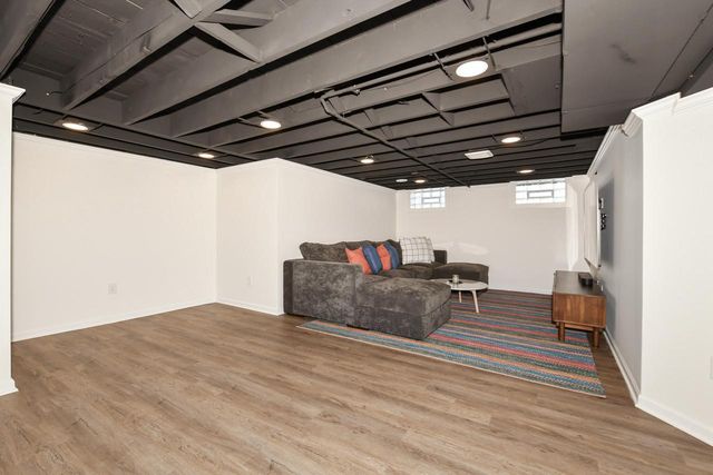 424 W Luebbe LANE, Glendale, WI 53217