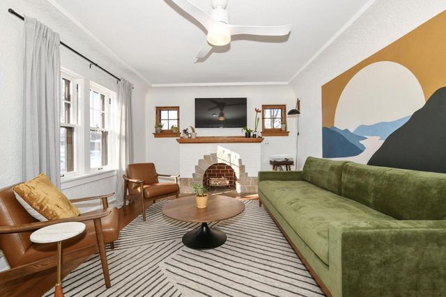 424 W Luebbe LANE, Glendale, WI 53217