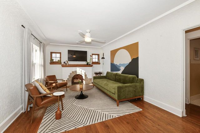 424 W Luebbe LANE, Glendale, WI 53217