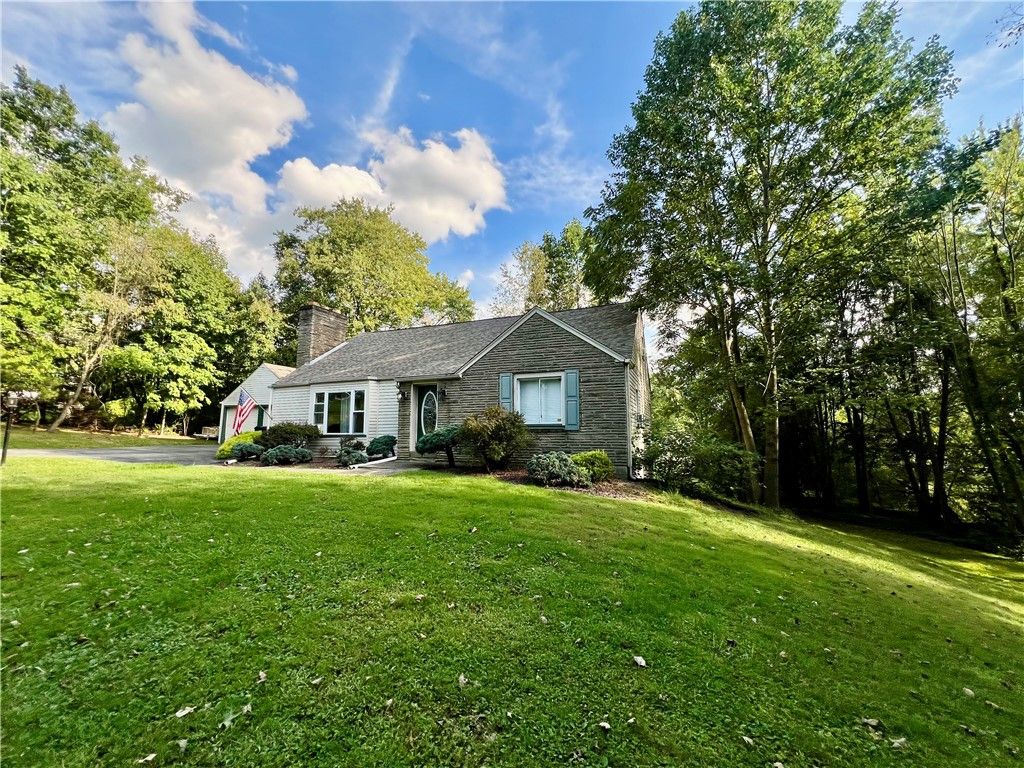 Image 2 of property listing at 129 Upland Dr, Neshannock Twp, PA 16105