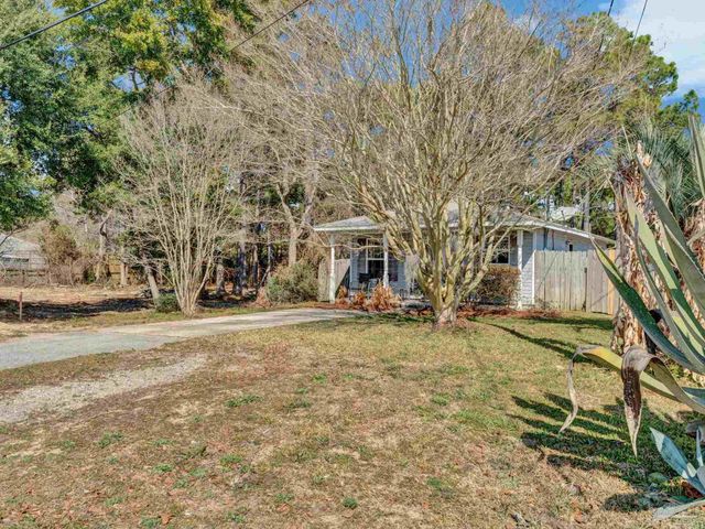 1984 Ambassador Dr, Gulf Breeze, FL 32563