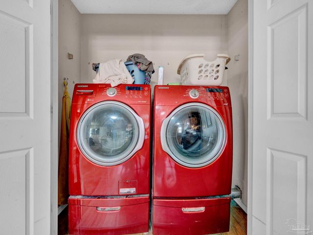 1984 Ambassador Dr, Gulf Breeze, FL 32563