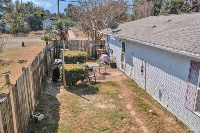 1984 Ambassador Dr, Gulf Breeze, FL 32563