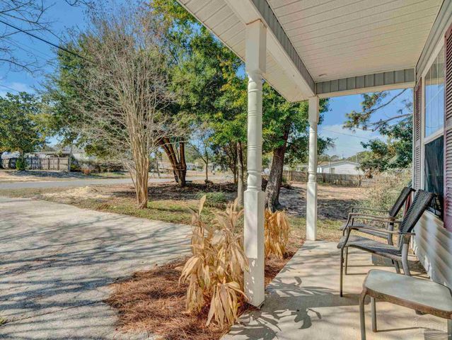 1984 Ambassador Dr, Gulf Breeze, FL 32563