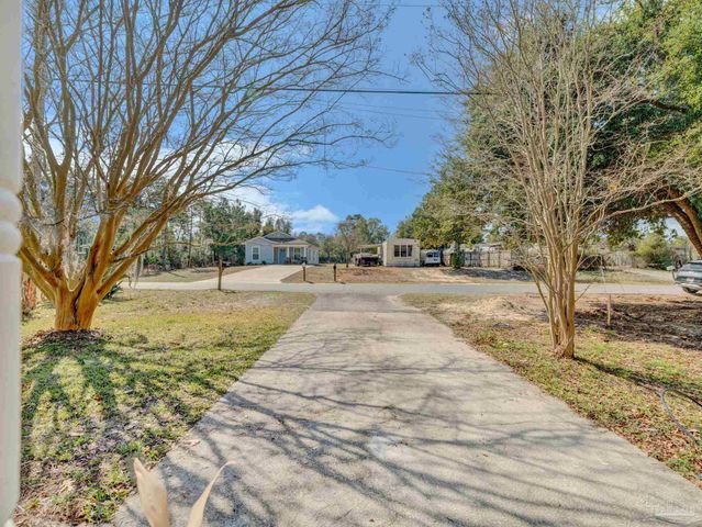 1984 Ambassador Dr, Gulf Breeze, FL 32563