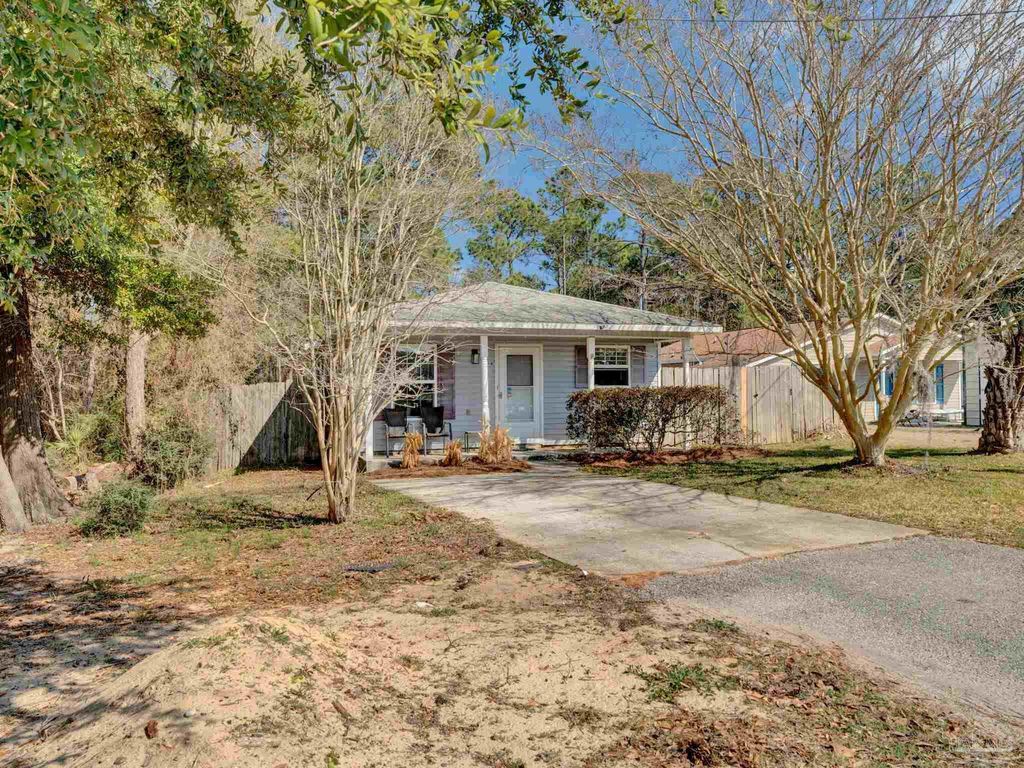 1984 Ambassador Dr, Gulf Breeze, FL 32563