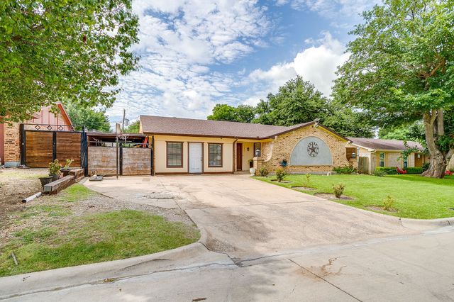 2421 Parkside Drive, Grand Prairie, TX 75052