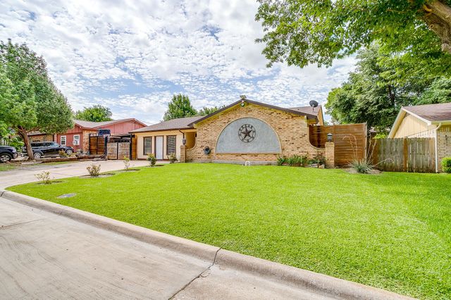 2421 Parkside Drive, Grand Prairie, TX 75052