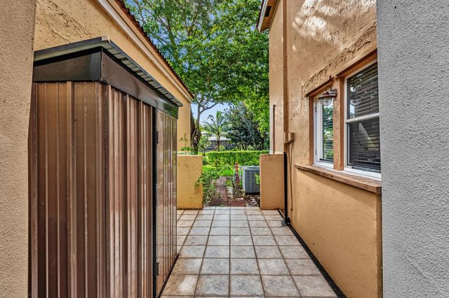 11251 Lakeview Drive 21-f, Coral Springs, FL 33071