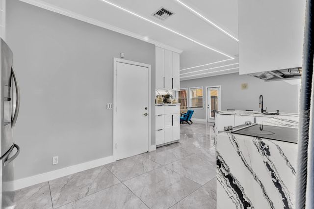 11251 Lakeview Drive 21-f, Coral Springs, FL 33071