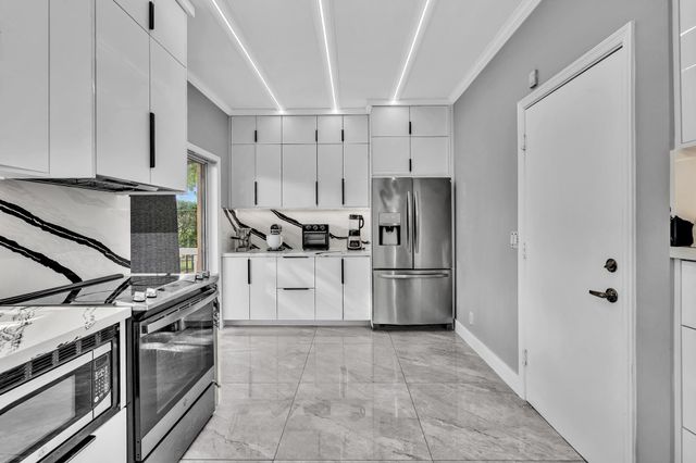 11251 Lakeview Drive 21-f, Coral Springs, FL 33071