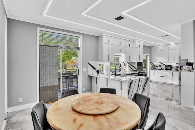 11251 Lakeview Drive 21-f, Coral Springs, FL 33071