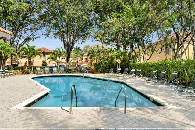 11251 Lakeview Drive 21-f, Coral Springs, FL 33071