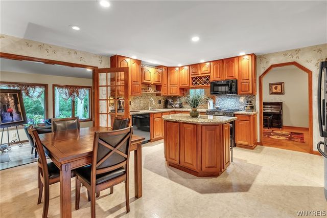 299 Deerwood Lane, Grand Island, NY 14072