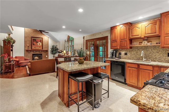 299 Deerwood Lane, Grand Island, NY 14072