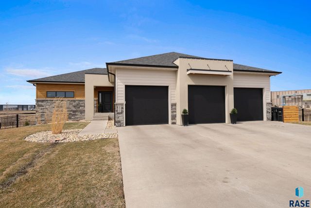 276 Central Park Ct Court, Harrisburg, SD 57032