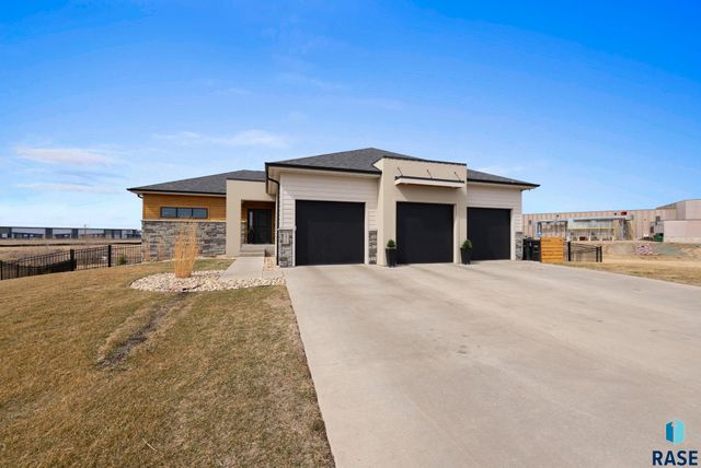276 Central Park Ct Court, Harrisburg, SD 57032