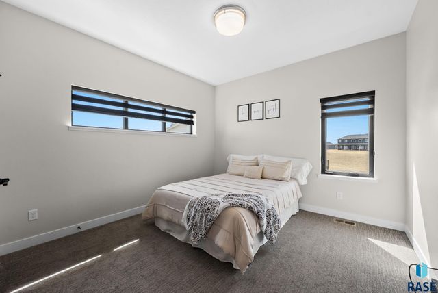 276 Central Park Ct Court, Harrisburg, SD 57032