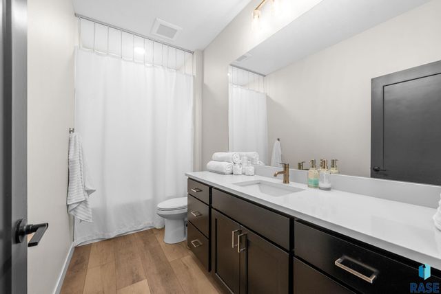 276 Central Park Ct Court, Harrisburg, SD 57032