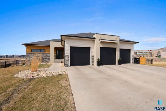 276 Central Park Ct Court, Harrisburg, SD 57032