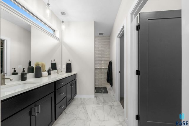 276 Central Park Ct Court, Harrisburg, SD 57032