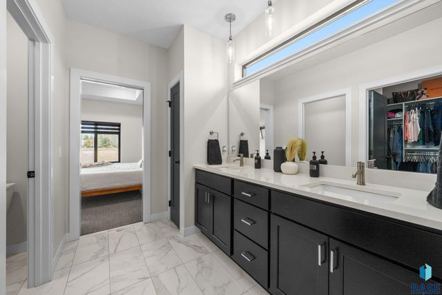 276 Central Park Ct Court, Harrisburg, SD 57032