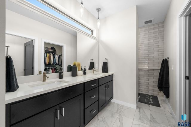 276 Central Park Ct Court, Harrisburg, SD 57032