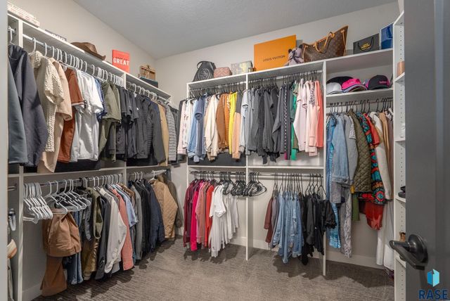 276 Central Park Ct Court, Harrisburg, SD 57032