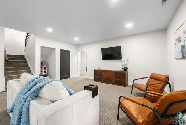 276 Central Park Ct Court, Harrisburg, SD 57032