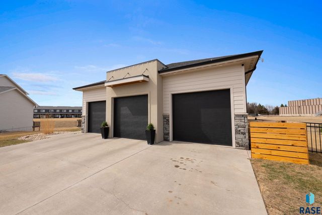 276 Central Park Ct Court, Harrisburg, SD 57032