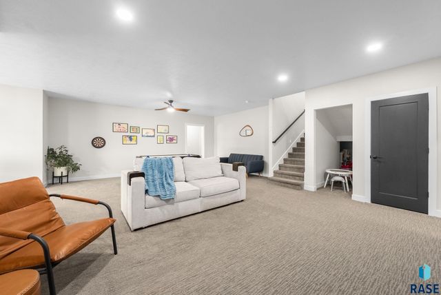 276 Central Park Ct Court, Harrisburg, SD 57032