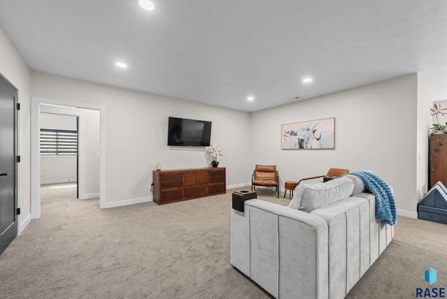 276 Central Park Ct Court, Harrisburg, SD 57032