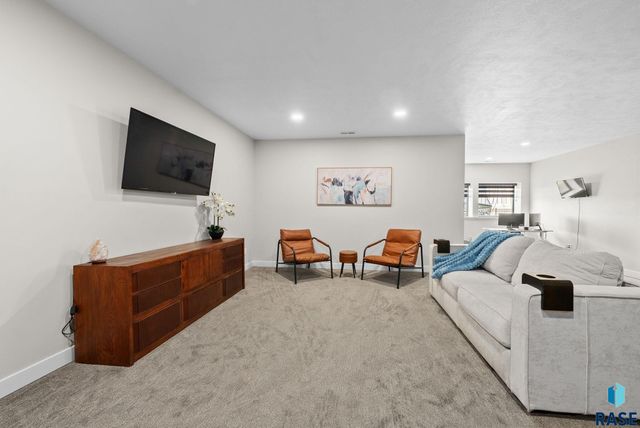 276 Central Park Ct Court, Harrisburg, SD 57032