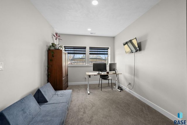 276 Central Park Ct Court, Harrisburg, SD 57032