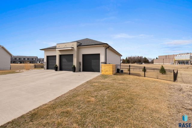 276 Central Park Ct Court, Harrisburg, SD 57032