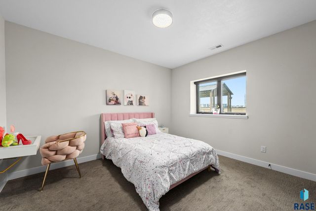 276 Central Park Ct Court, Harrisburg, SD 57032