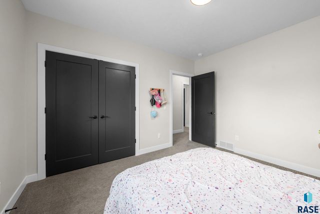 276 Central Park Ct Court, Harrisburg, SD 57032