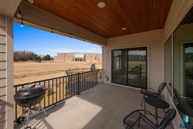 276 Central Park Ct Court, Harrisburg, SD 57032