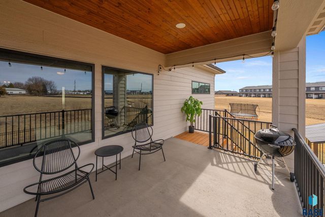 276 Central Park Ct Court, Harrisburg, SD 57032