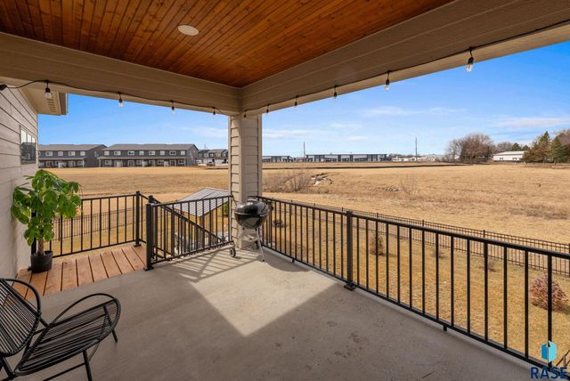 276 Central Park Ct Court, Harrisburg, SD 57032