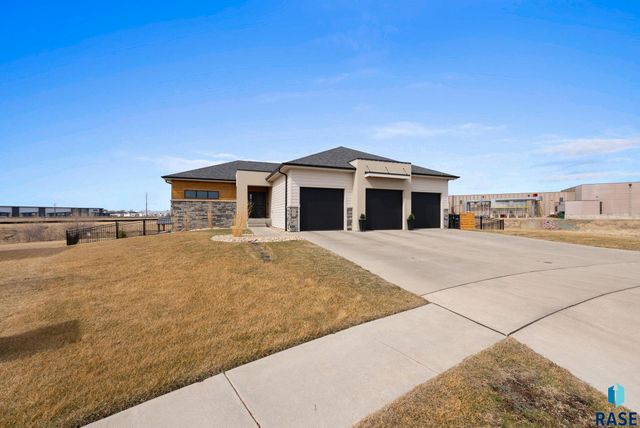 276 Central Park Ct Court, Harrisburg, SD 57032