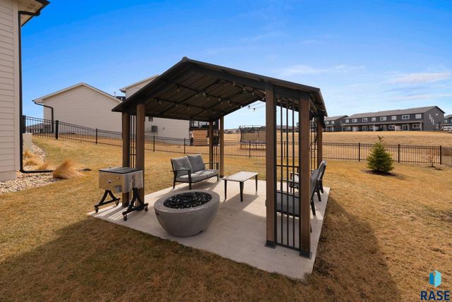 276 Central Park Ct Court, Harrisburg, SD 57032