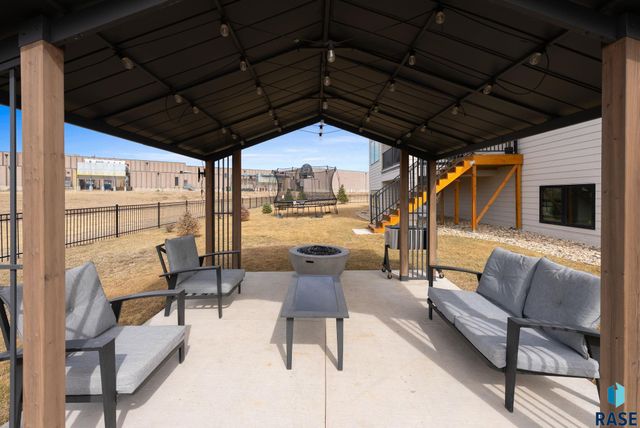 276 Central Park Ct Court, Harrisburg, SD 57032