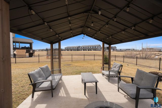 276 Central Park Ct Court, Harrisburg, SD 57032