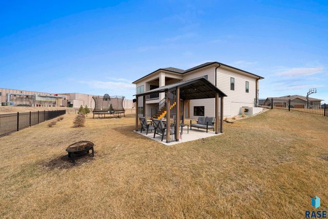 276 Central Park Ct Court, Harrisburg, SD 57032